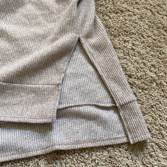 NWOT Waffle Split Hem Tunic Sweater NWOT - Picture 4 of 4